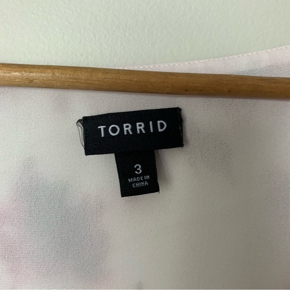 [Torrid] Women's White & Pink Floral Print Short Sleeve Plus Size Top - Picture 5 of 8